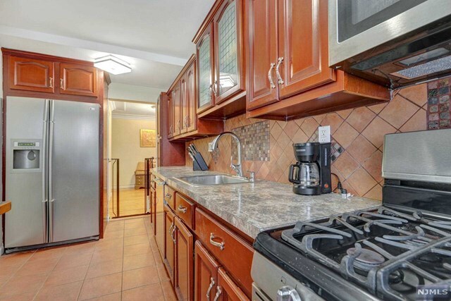 Building Photo - 326 Bridge Plaza N