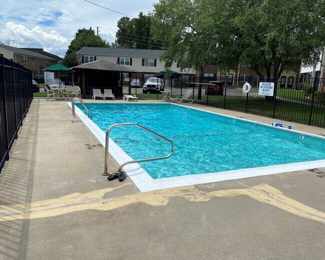 Building Photo - Darling Townhouse in Willow Terrace - ready for you to move in!