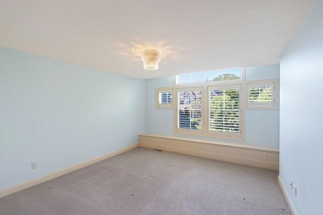 Building Photo - 5510 Upland Ln N