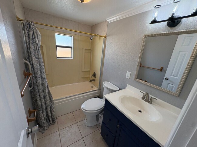 Building Photo - 2 Bed 1 Bath Single Family w/ Fenced Backyard