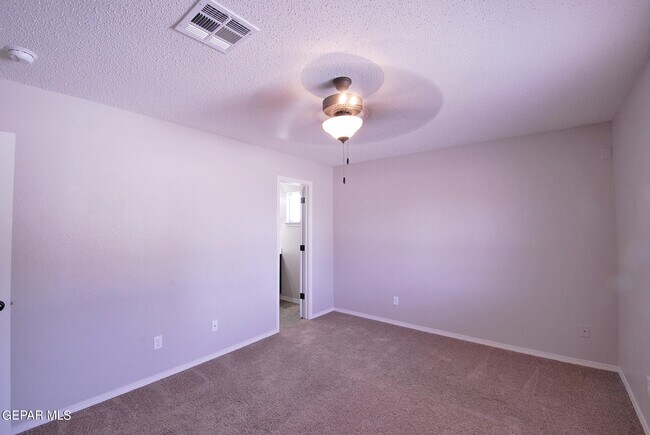Building Photo - 610 Villas Del Valle Dr
