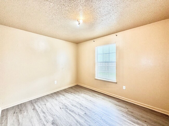 Building Photo - Three Bedroom Apartment with Spacious Dining and Living Area