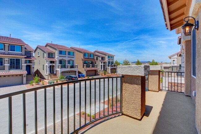 Building Photo - HUGE 3 Story, 5 Bedroom Home in the Southwest!