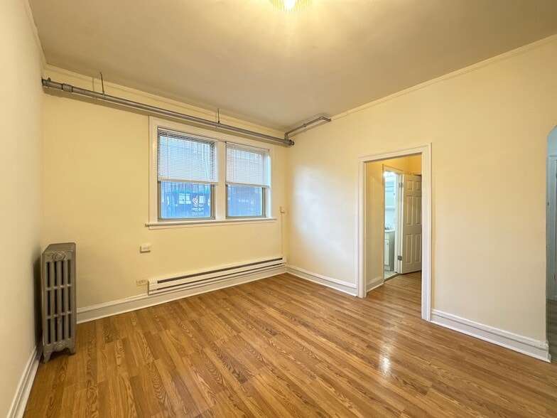 Building Photo - 2536 N Sawyer Ave