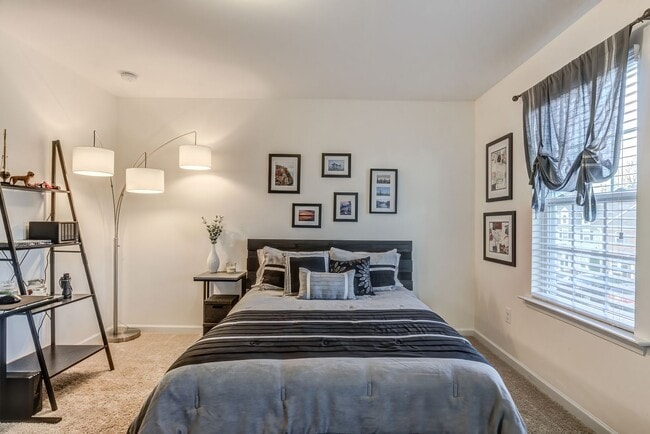 Building Photo - Luxury Townhome for rent!