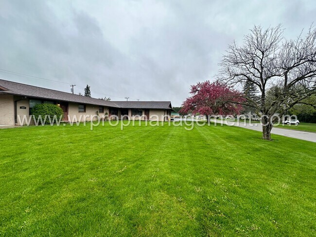 Building Photo - 400 Stamm St