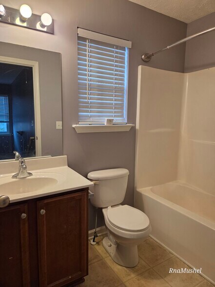Full bathroom - 330 Sarna Dr
