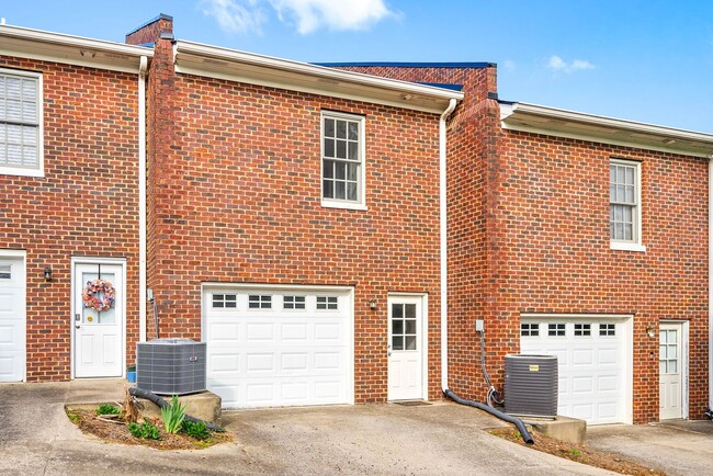 Building Photo - Pet Friendly Condo Downtown!