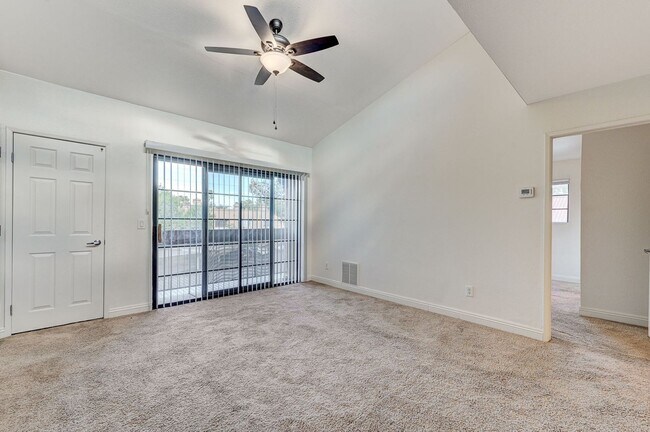 Building Photo - Charming 2 Bed 2 Bath!