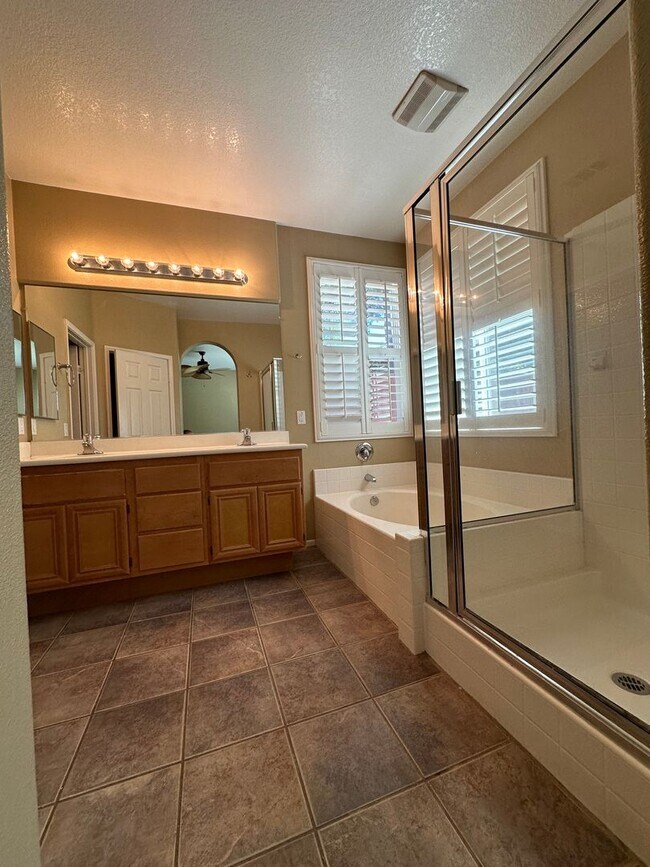 Building Photo - Single Story 3 Bedrooms Plus Den, Paseo De...