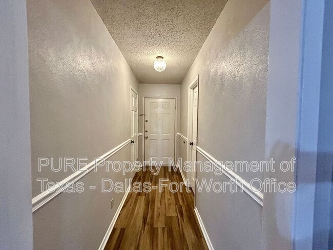 Building Photo - 2608 Oaks Dr