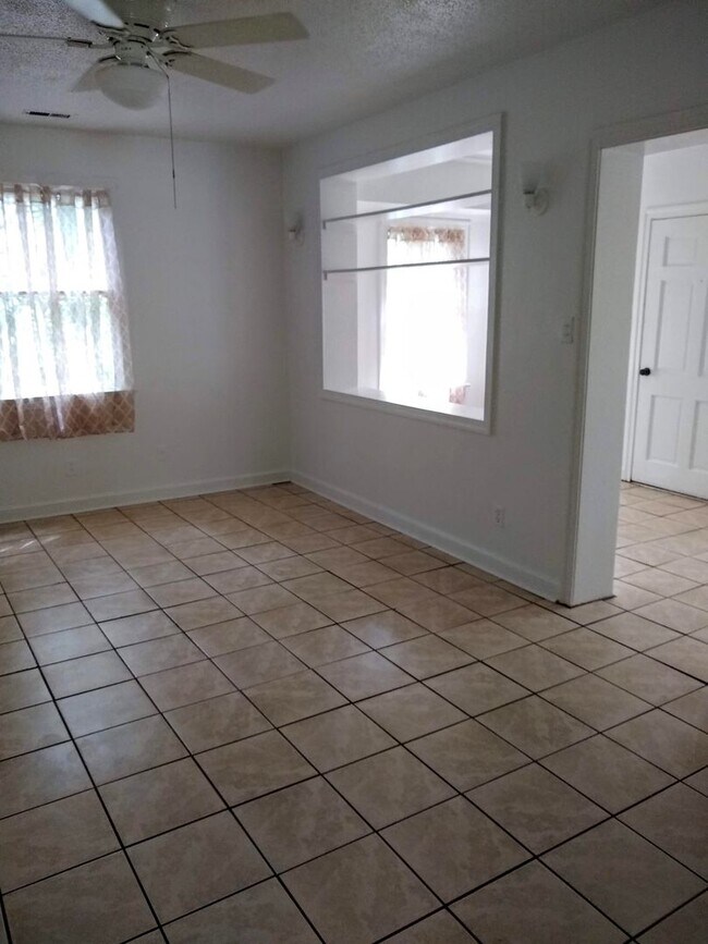 Building Photo - Three Bedroom Two Bath Single Family Home ...