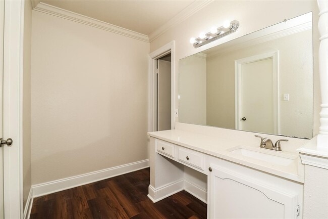 Building Photo - Spacious 4BR Home with Vaulted Ceilings, Fireplace & Large Backyard!
