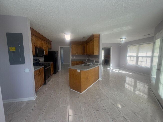 Building Photo - 3560 Oleander Dr