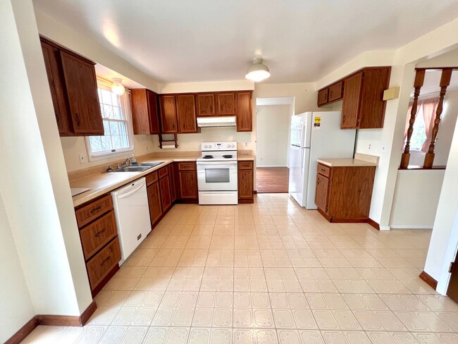 Building Photo - Beautiful Home - 3 Bedroom 2.5 Bathroom - ...
