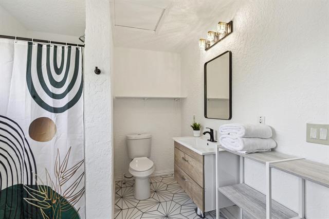 Building Photo - 2435 W 10th St