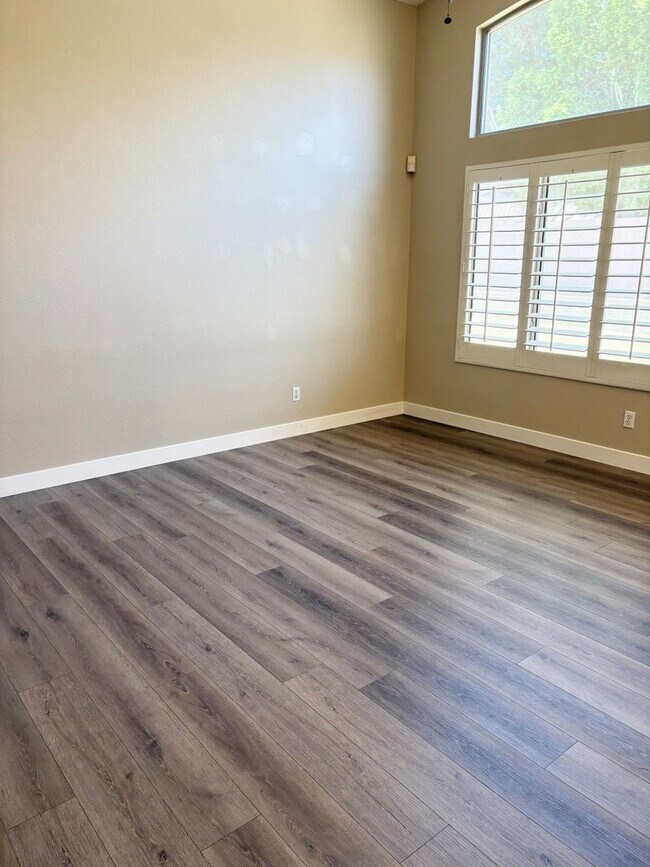 Building Photo - **BEAUTIFUL & SPACIOUS 3 BEDROOM/2 BATHROO...