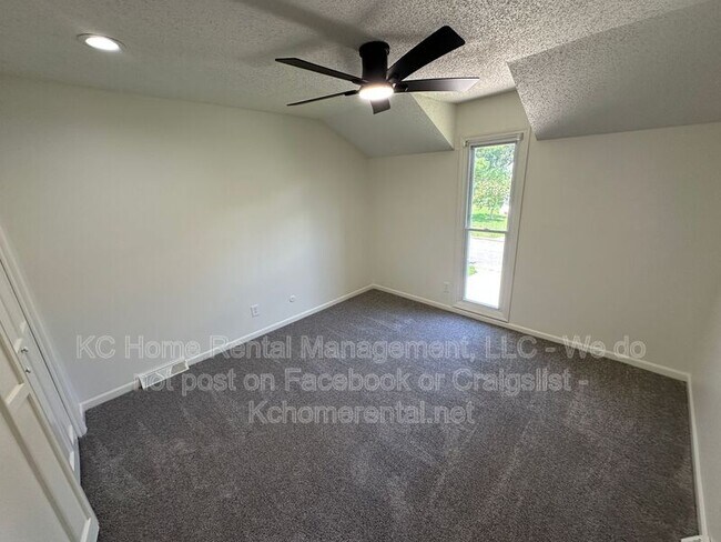 Building Photo - 3870 SW Harbor Dr