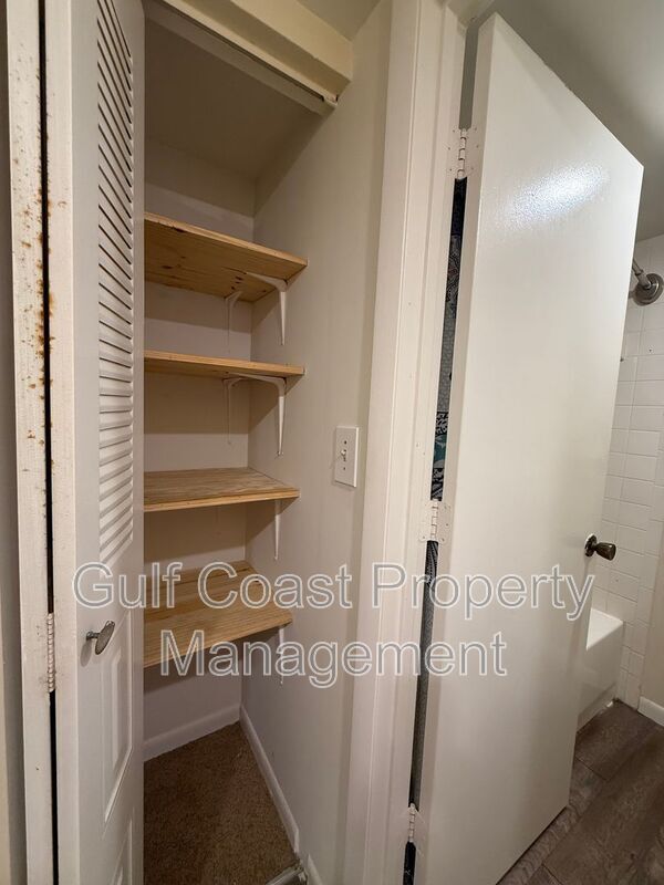 Building Photo - 5249 Cedarbend Dr