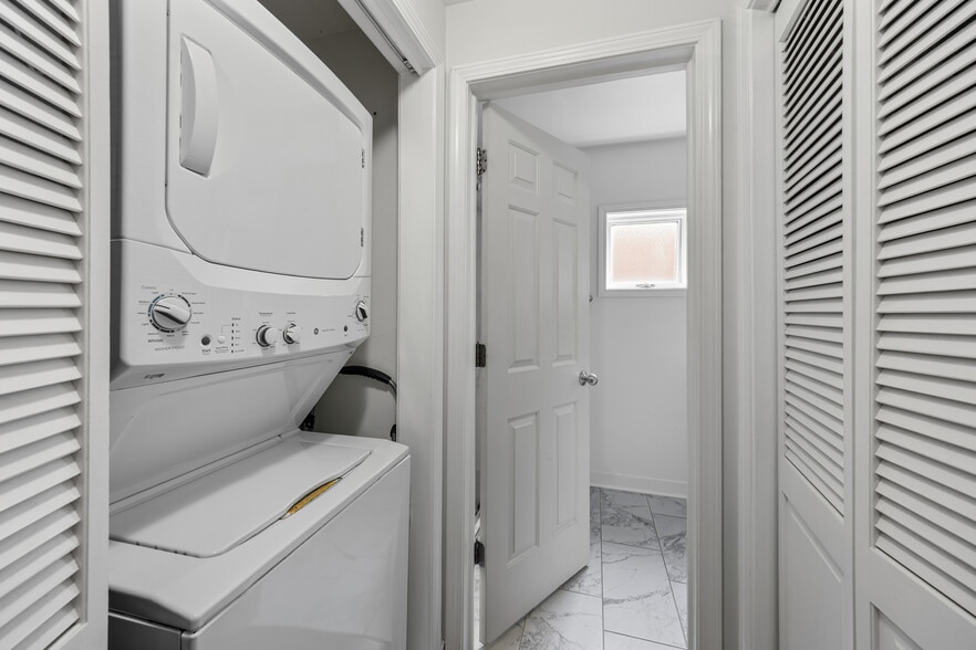 Building Photo - 811 W Superior St