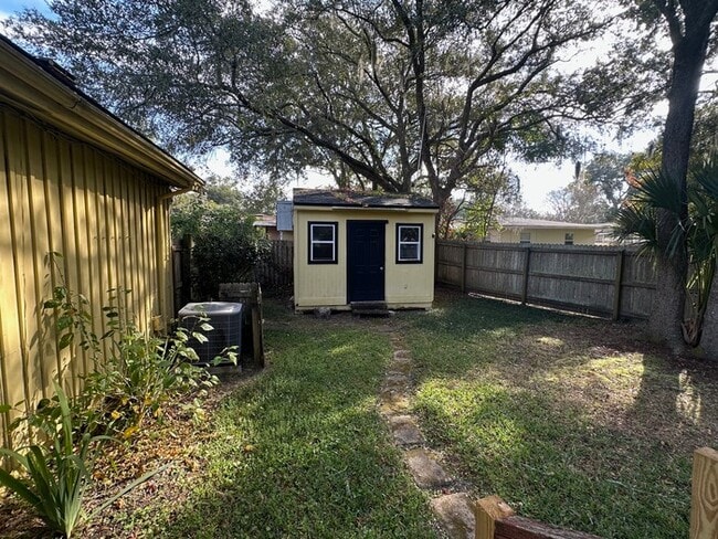 Building Photo - Charming 3 Bedroom Home in Lakewood Available Now!