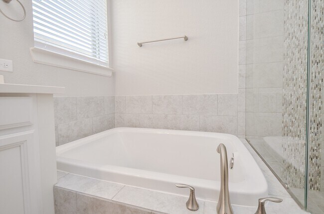 Building Photo - 18 Fountain Bend Ln