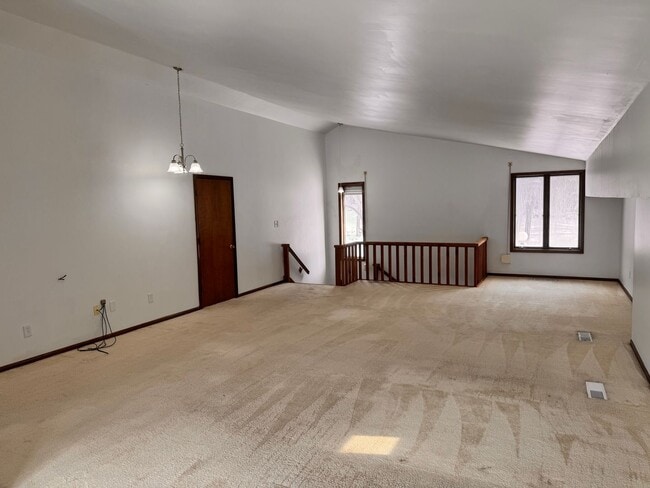 Building Photo - Nice large country setting close to town