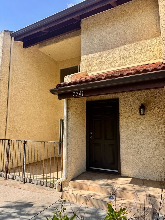 Building Photo - Beautifully remodeled townhouse