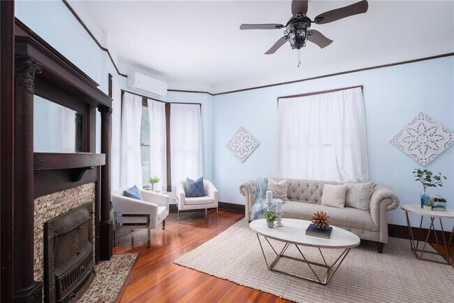 Building Photo - 735 E University Ave