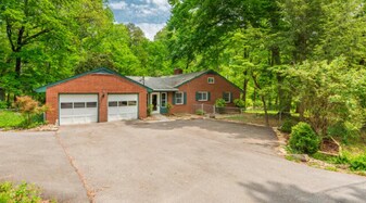 Building Photo - 5901 Ridgewood Rd
