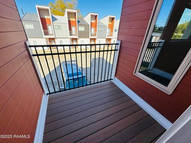 Building Photo - 113 Bayou St