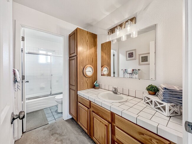 Building Photo - HUGE GARAGE BIGGER HOUSE