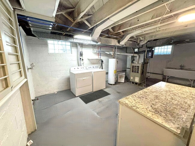 Building Photo - 400 E 65th St