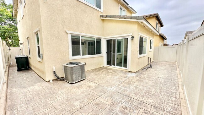 Building Photo - Newer & Lovely Two-Story Home in the New C...