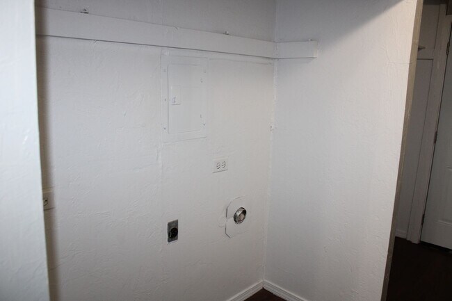 Building Photo - Over sized 2 car garage! ONE MONTH FREE FO...