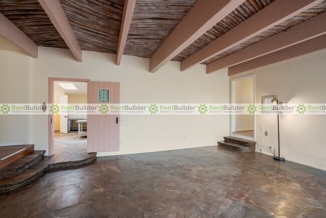 Building Photo - 1301 Alvarado Dr NE