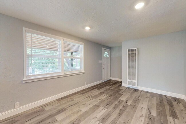 Building Photo - Beautiful and Cozy 2BR 1BA Apartment w/ 1 Car Garage + Fenced Yard + Quartz Countertops in Roseville