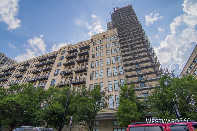 Building Photo - 758 N Larrabee St
