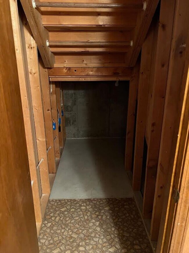 Building Photo - 219 W Market St