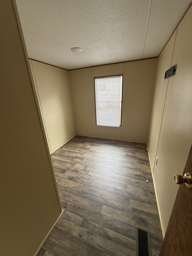 Building Photo - 605 Henrietta St