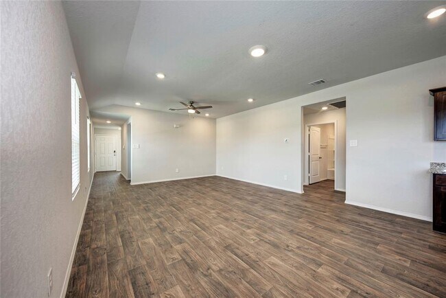 Building Photo - 105 Calgary Ln