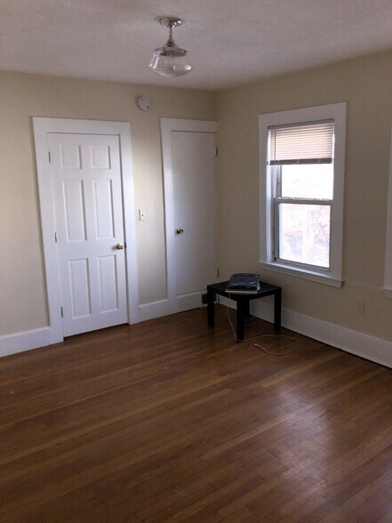 Building Photo - 11 Andrew St