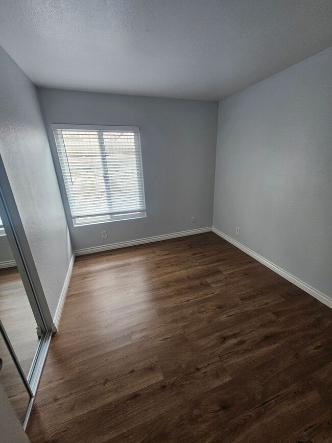 Building Photo - 4 bed 2 bath house