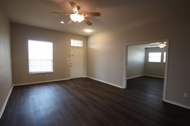 Building Photo - Stunning 3 bed 2 bath in Whitehouse ISD!