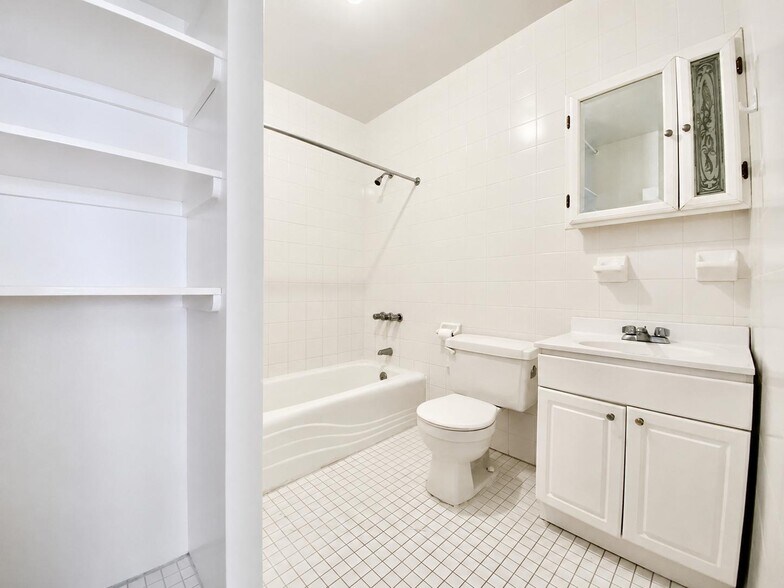 Building Photo - 302 W 107th St