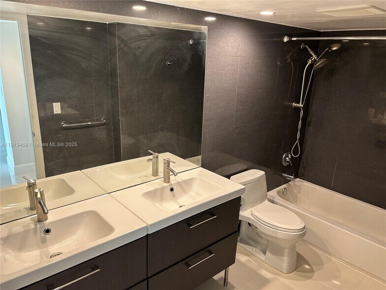 Building Photo - 100 Bayview Dr