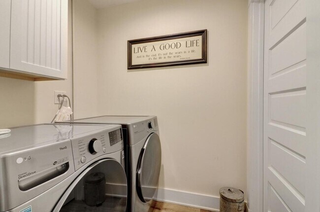 Building Photo - 543 Oakwood Trl