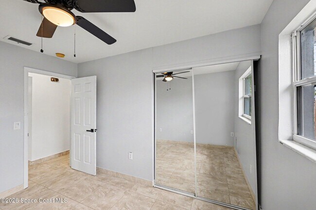 Building Photo - 2292 Lakeview Dr