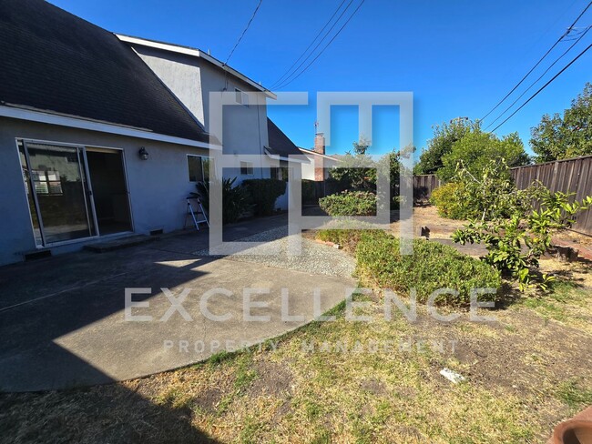 Building Photo - 2 Story 4/2 + Office, Hwf, Pets Negotiable...