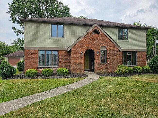 Building Photo - 3 Bedroom Townhouse, Rossford Schools!